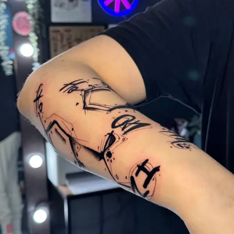 Тату на руке: абстрактная графика и буквы, чёрная линия