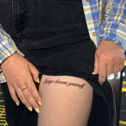Тату в Тольятти: надпись Always choose yourself, тонкая каллиграфия