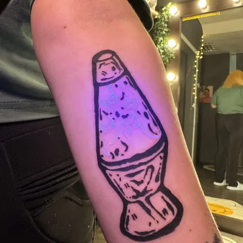 Тату лампа с жидкостью: жирный контур, УФ-призраки видны